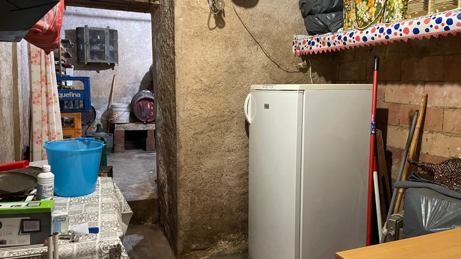 Casa de pueblo, en el centro de Sant Llorenç de la Muga para reformar. 	