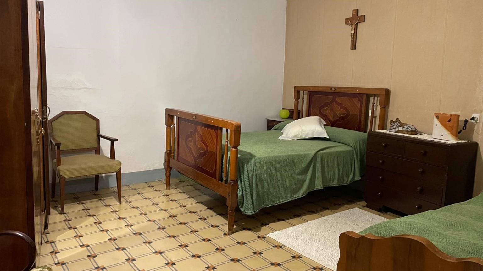 Casa de pueblo, en el centro de Sant Llorenç de la Muga para reformar. 	