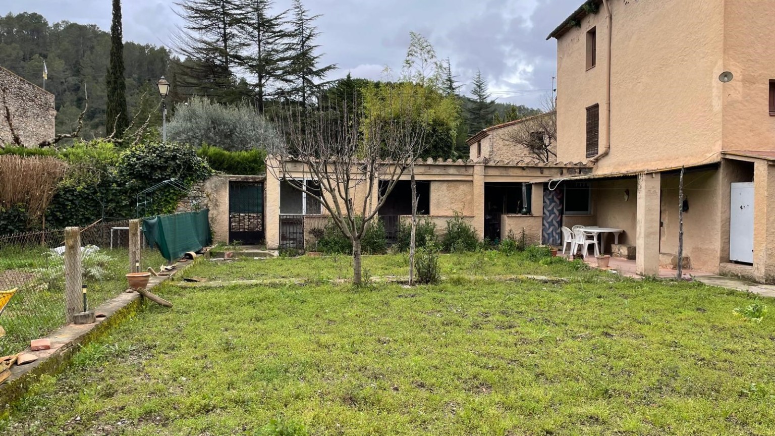 Casa de pueblo, en el centro de Sant Llorenç de la Muga para reformar. 	