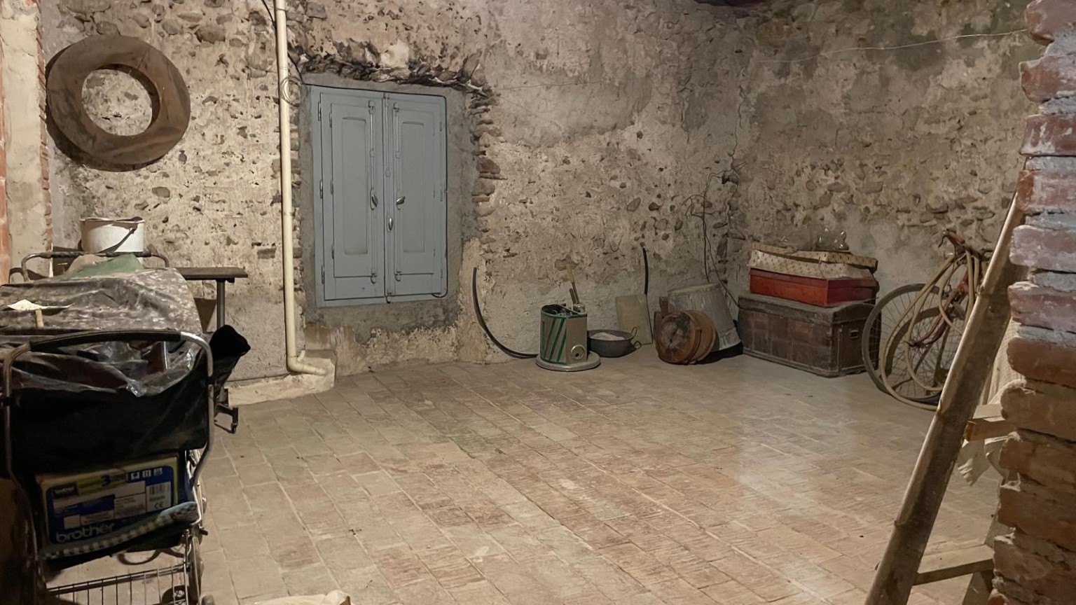 Casa de pueblo, en el centro de Sant Llorenç de la Muga para reformar. 	