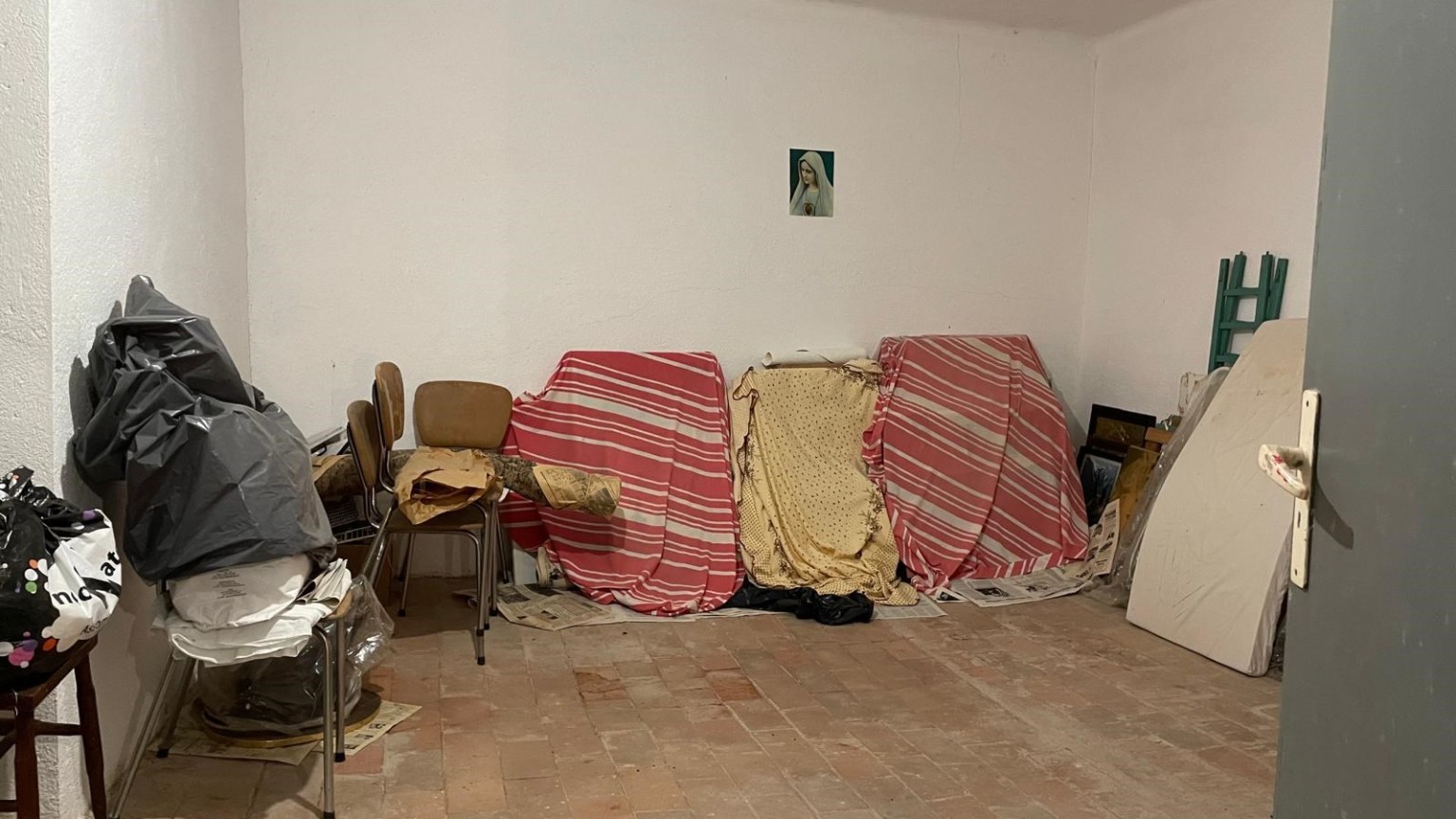 Casa de pueblo, en el centro de Sant Llorenç de la Muga para reformar. 	