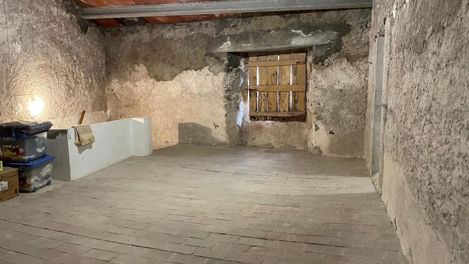Casa de pueblo, en el centro de Sant Llorenç de la Muga para reformar. 	