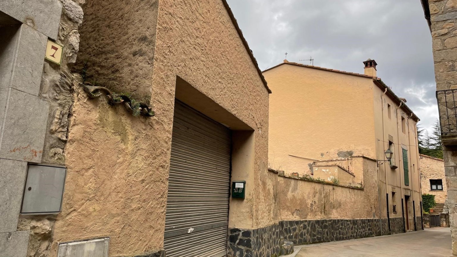 Casa de pueblo, en el centro de Sant Llorenç de la Muga para reformar. 	