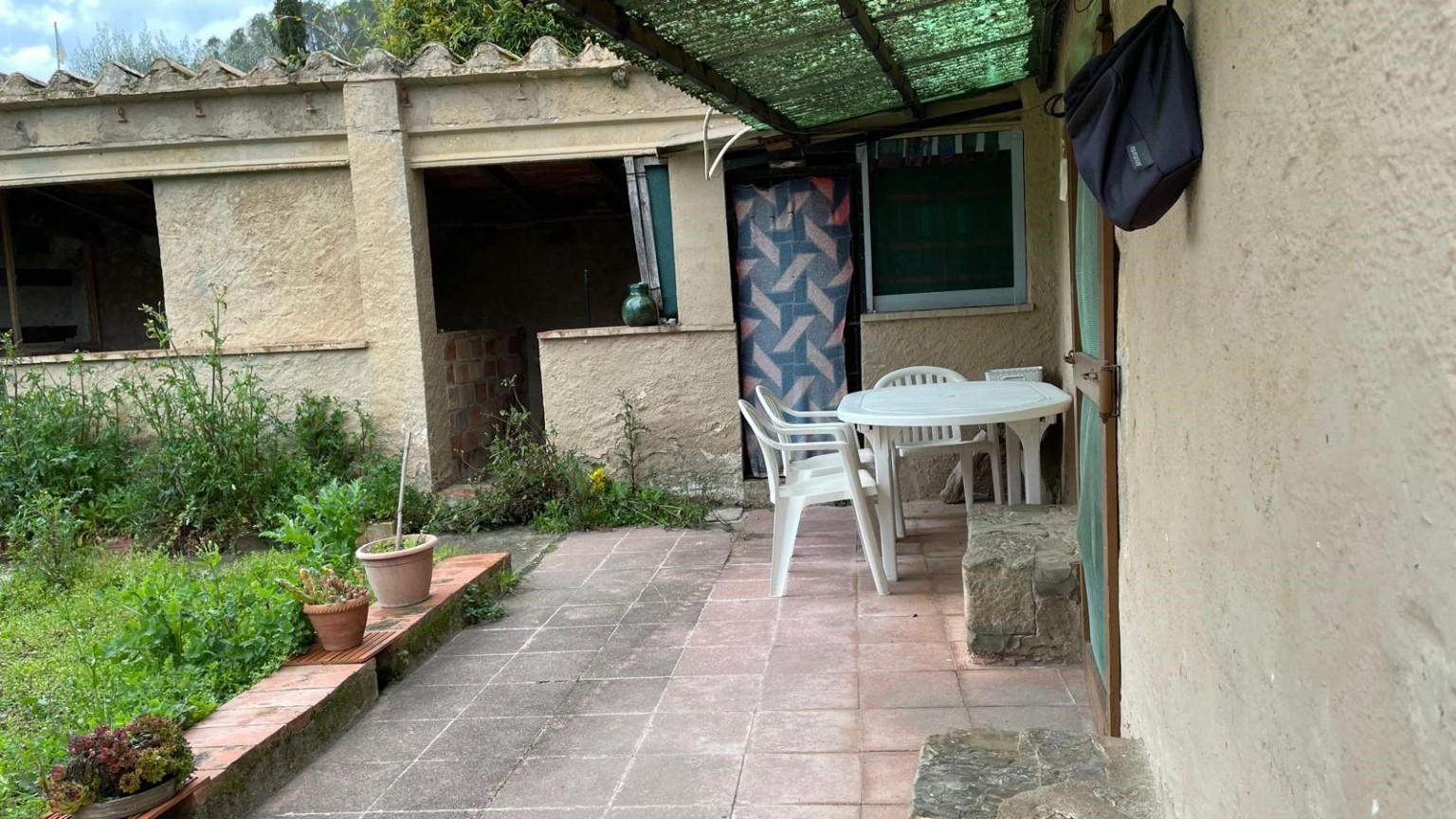 Casa de pueblo, en el centro de Sant Llorenç de la Muga para reformar. 	