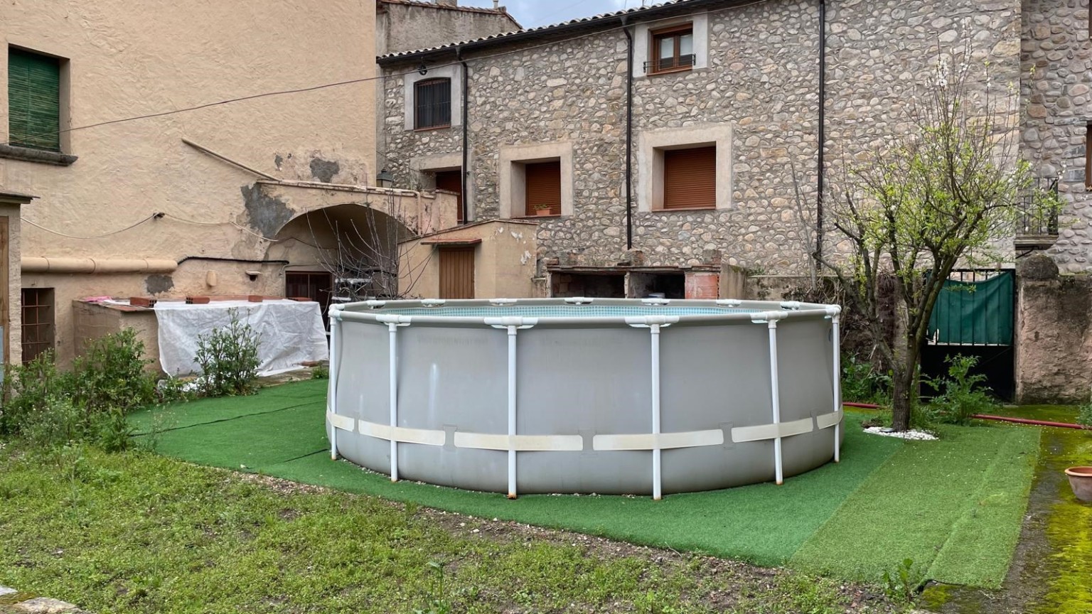 Casa de pueblo, en el centro de Sant Llorenç de la Muga para reformar. 	