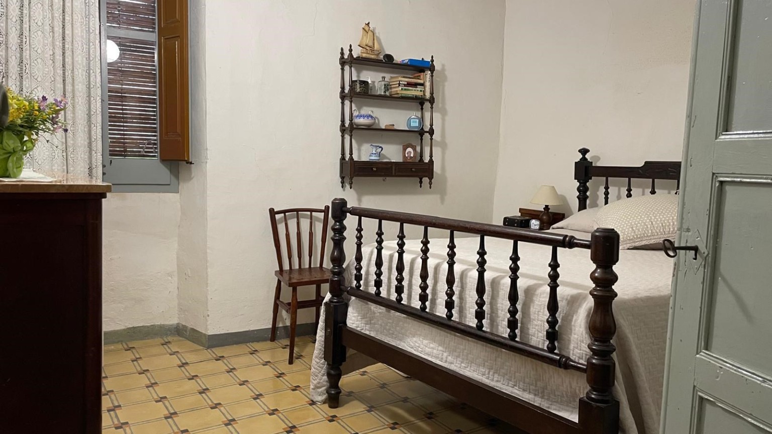 Casa de pueblo, en el centro de Sant Llorenç de la Muga para reformar. 	