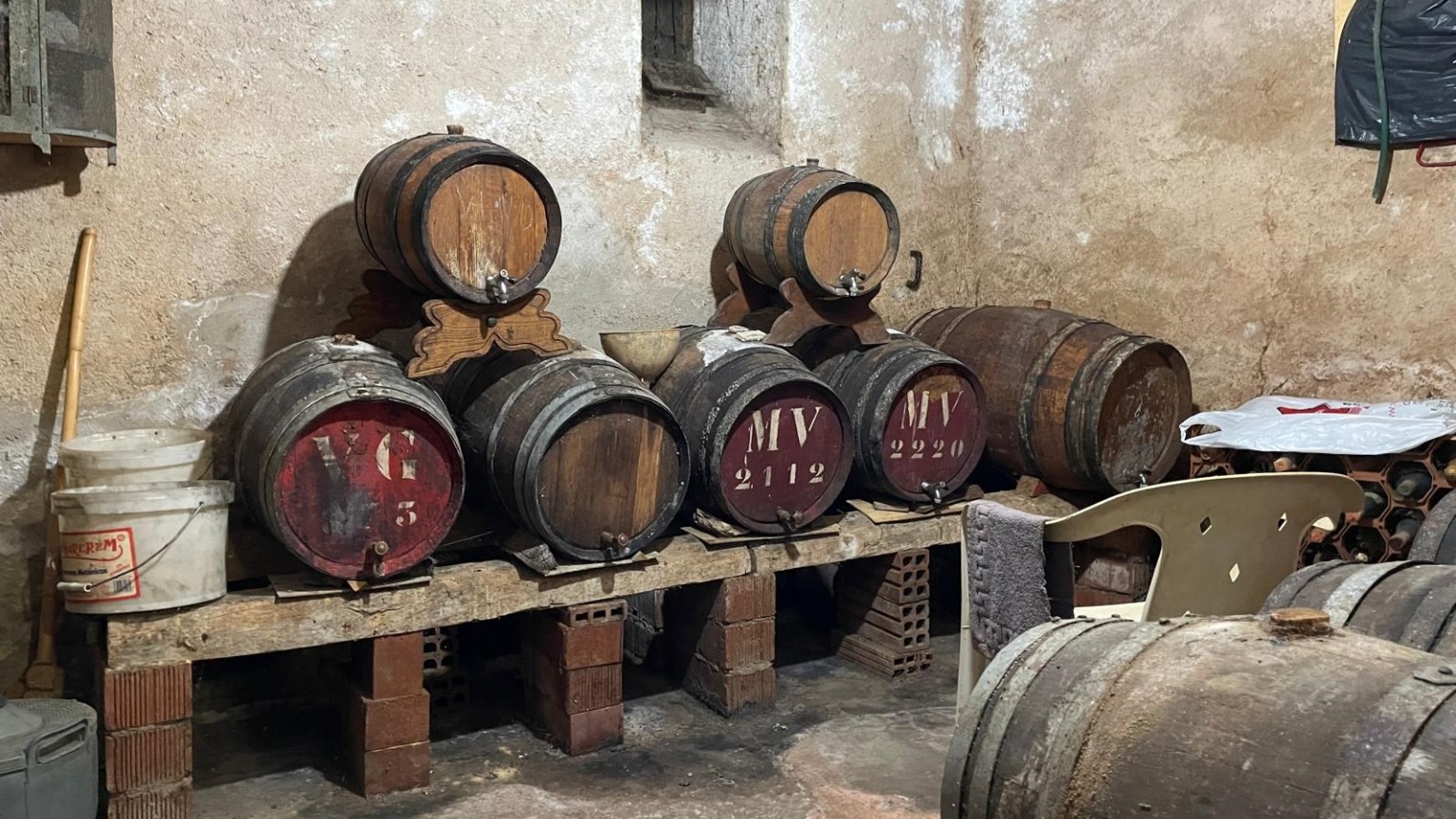 Casa de pueblo, en el centro de Sant Llorenç de la Muga para reformar. 	