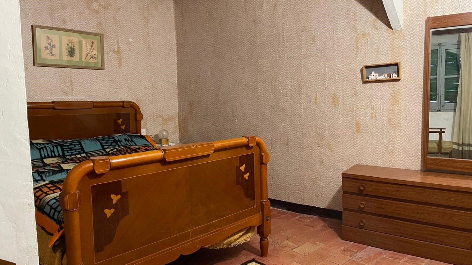 Casa de pueblo, en el centro de Sant Llorenç de la Muga para reformar. 	