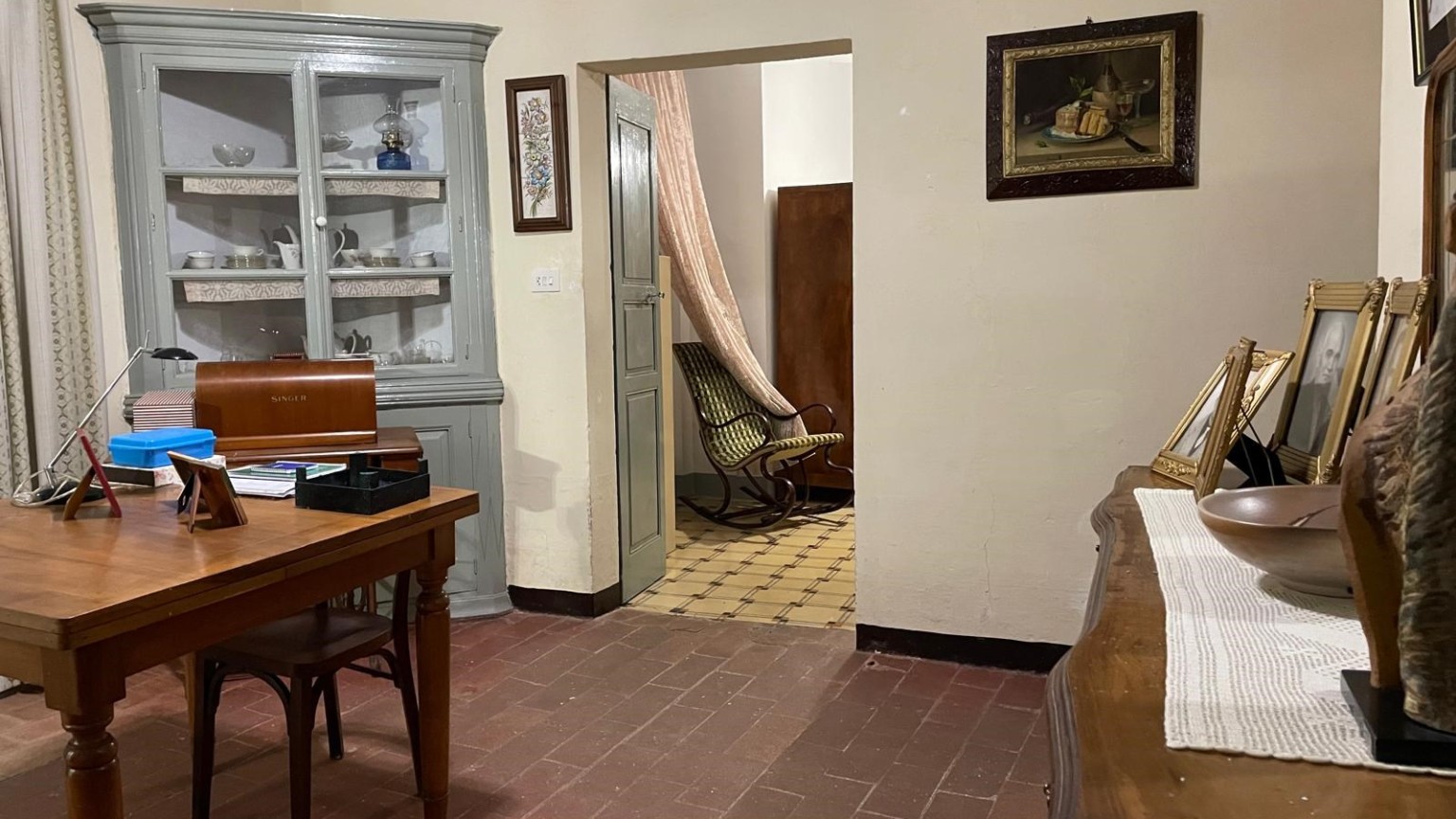 Casa de pueblo, en el centro de Sant Llorenç de la Muga para reformar. 	