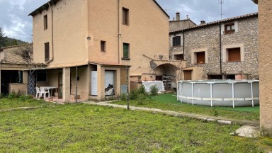 Casa de pueblo, en el centro de Sant Llorenç de la Muga para reformar. 	