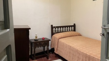 Casa de pueblo, en el centro de Sant Llorenç de la Muga para reformar. 	