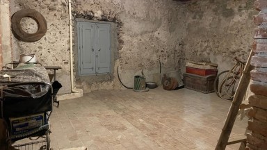 Casa de pueblo, en el centro de Sant Llorenç de la Muga para reformar. 	
