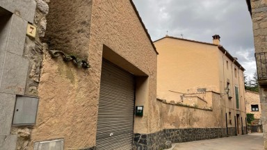 Casa de pueblo, en el centro de Sant Llorenç de la Muga para reformar. 	