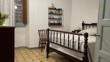 Casa de pueblo, en el centro de Sant Llorenç de la Muga para reformar. 	