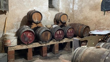 Casa de pueblo, en el centro de Sant Llorenç de la Muga para reformar. 	