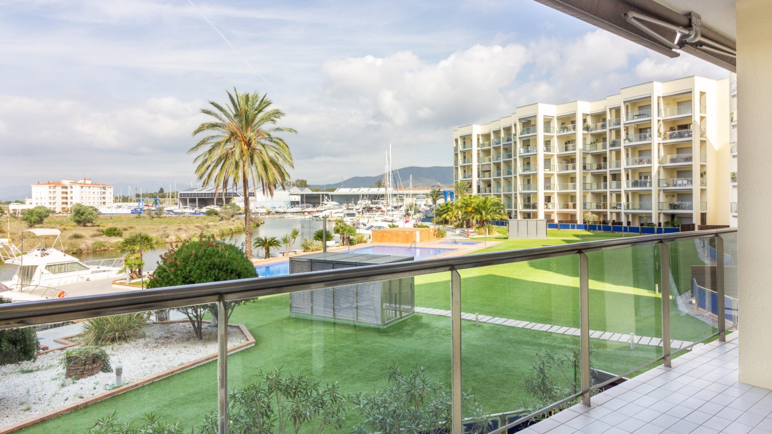 Apartamento en alquiler,  complejo residencial Port gran, con dos dormitorios, parking y trastero.