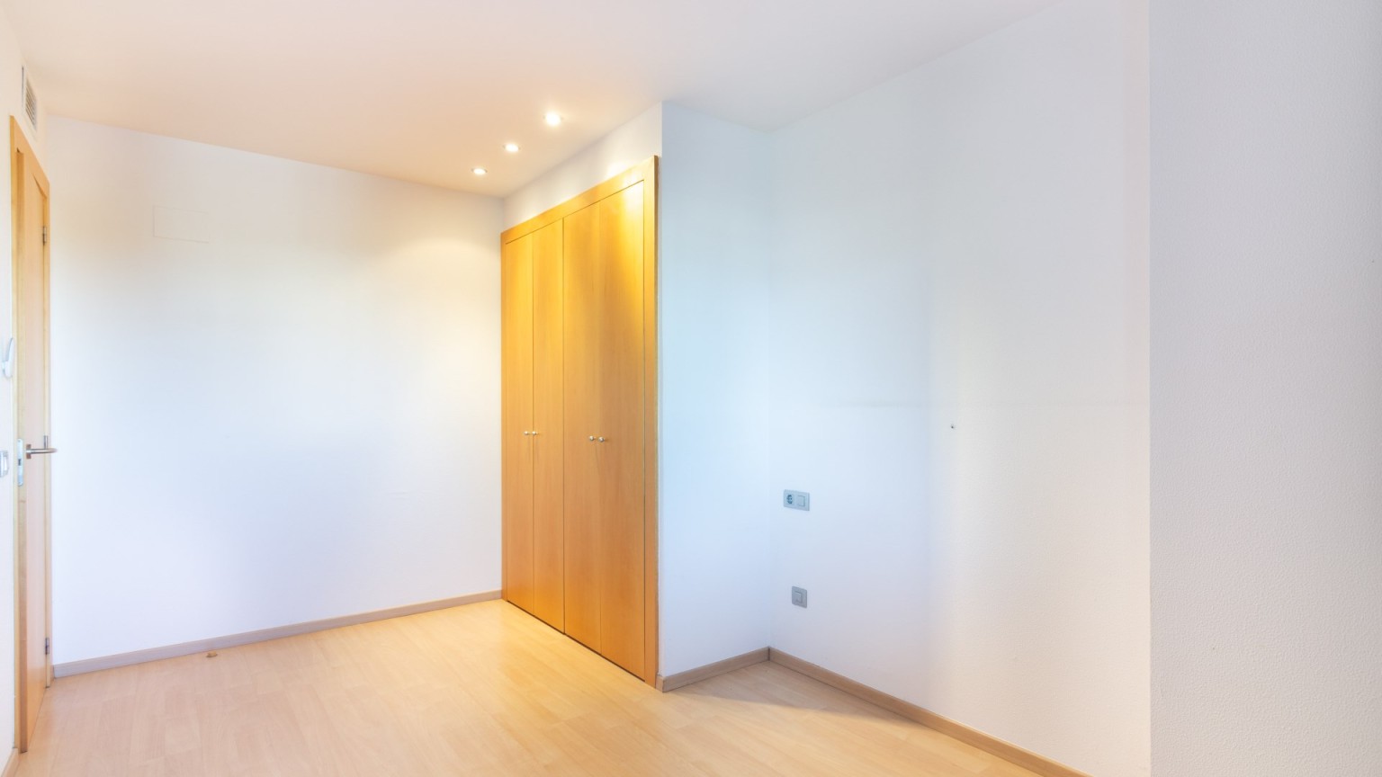 Apartamento en alquiler,  complejo residencial Port gran, con dos dormitorios, parking y trastero.