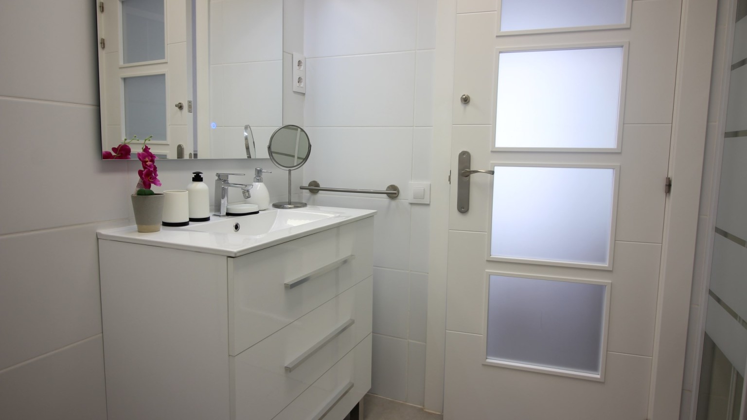 Estudio en venta, con LICENCIA TURISTICA frente al mar, en Roses 