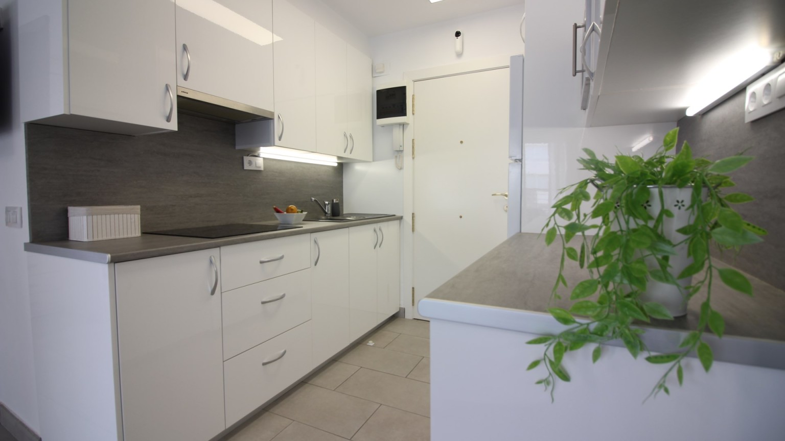 Estudio en venta, con LICENCIA TURISTICA frente al mar, en Roses 