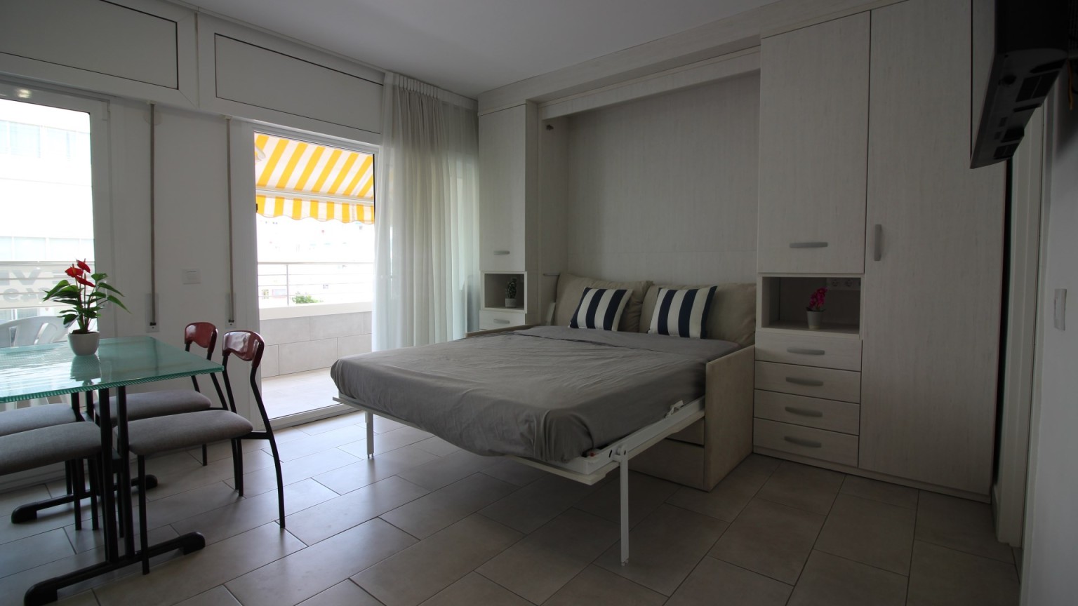 Estudio en venta, con LICENCIA TURISTICA frente al mar, en Roses 