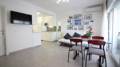 Estudio en venta, con LICENCIA TURISTICA frente al mar, en Roses 