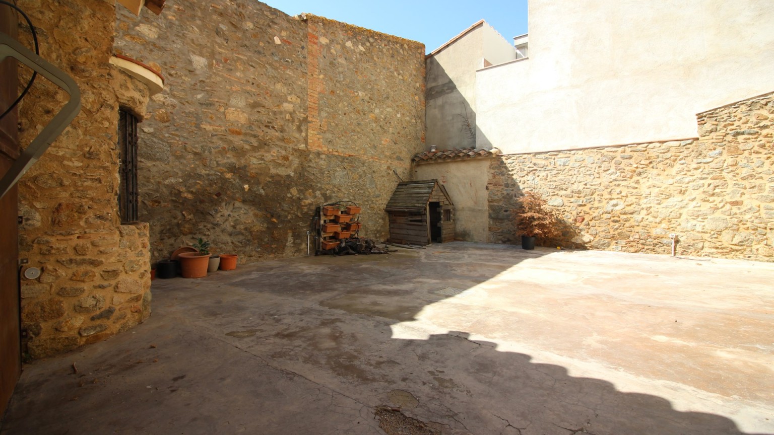 Casa al centre de Palau Saverdera,. amb 5 dormitoris.