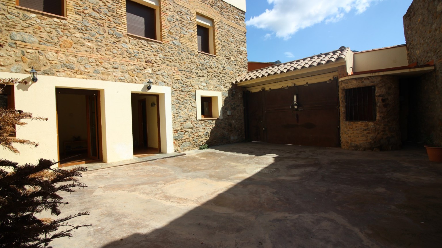 Casa al centre de Palau Saverdera,. amb 5 dormitoris.