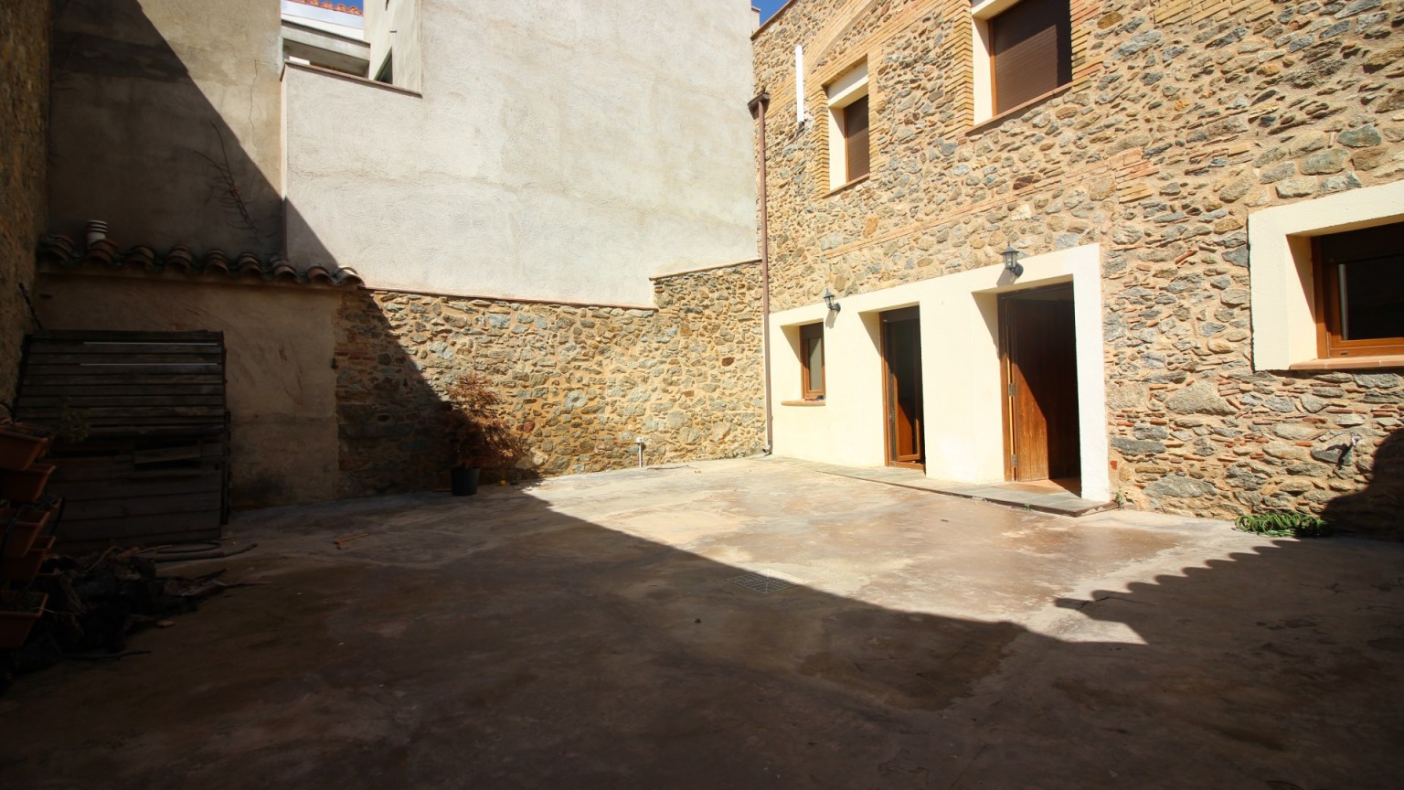 Casa al centre de Palau Saverdera,. amb 5 dormitoris.