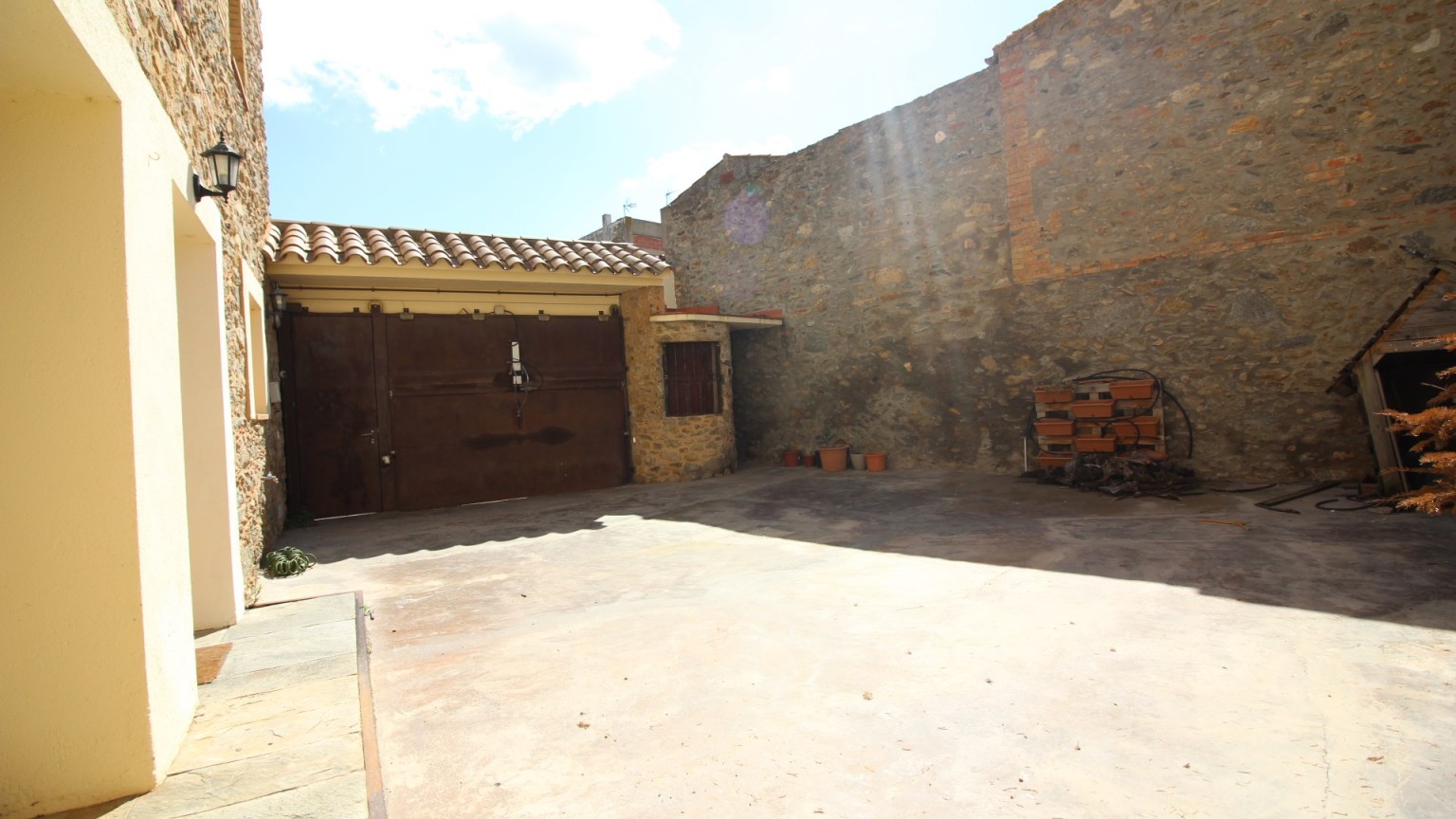 Casa al centre de Palau Saverdera,. amb 5 dormitoris.