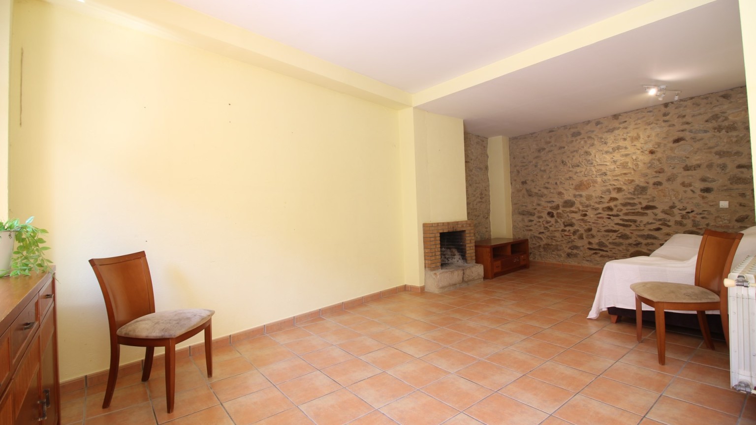 Casa al centre de Palau Saverdera,. amb 5 dormitoris.