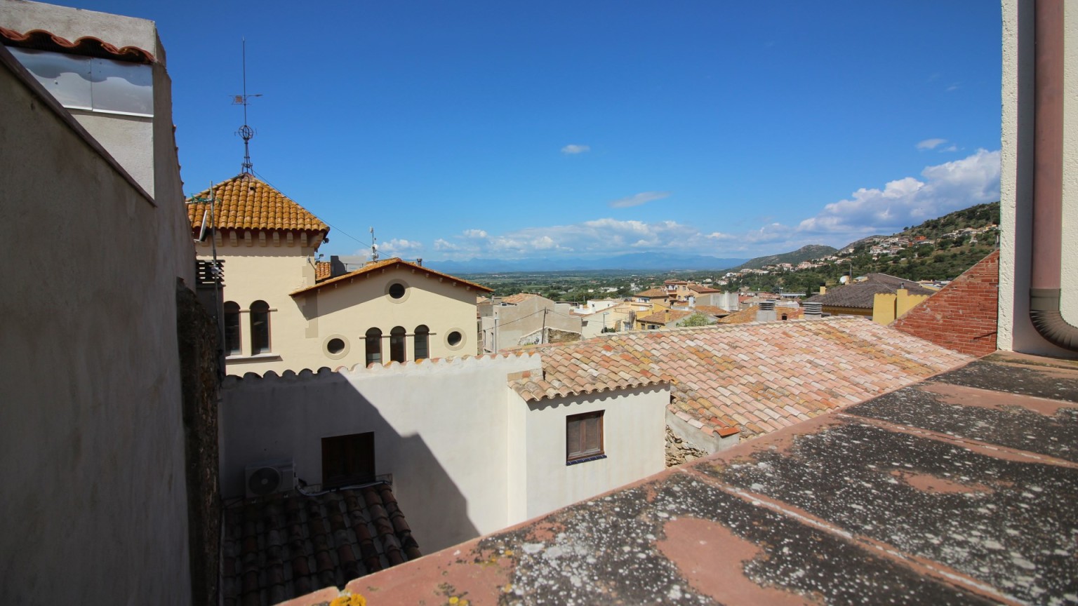Casa al centre de Palau Saverdera,. amb 5 dormitoris.