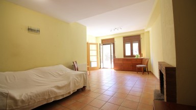 Casa al centre de Palau Saverdera,. amb 5 dormitoris.