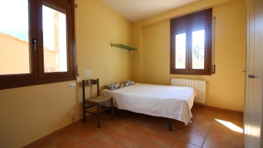 Casa al centre de Palau Saverdera,. amb 5 dormitoris.