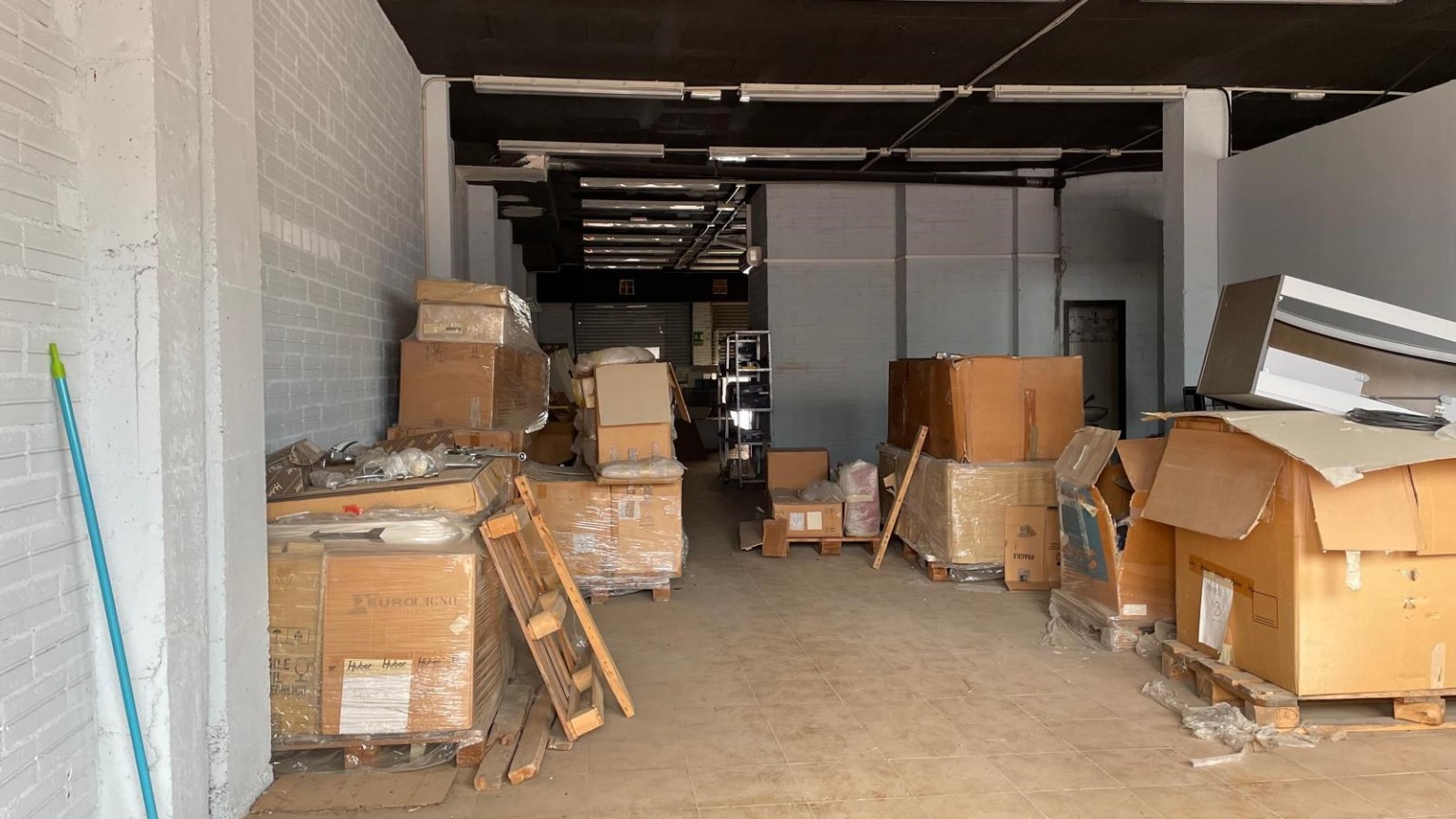 For sale commercial premises of 223,41 m² with terrace of 462,46 m², ideal for business