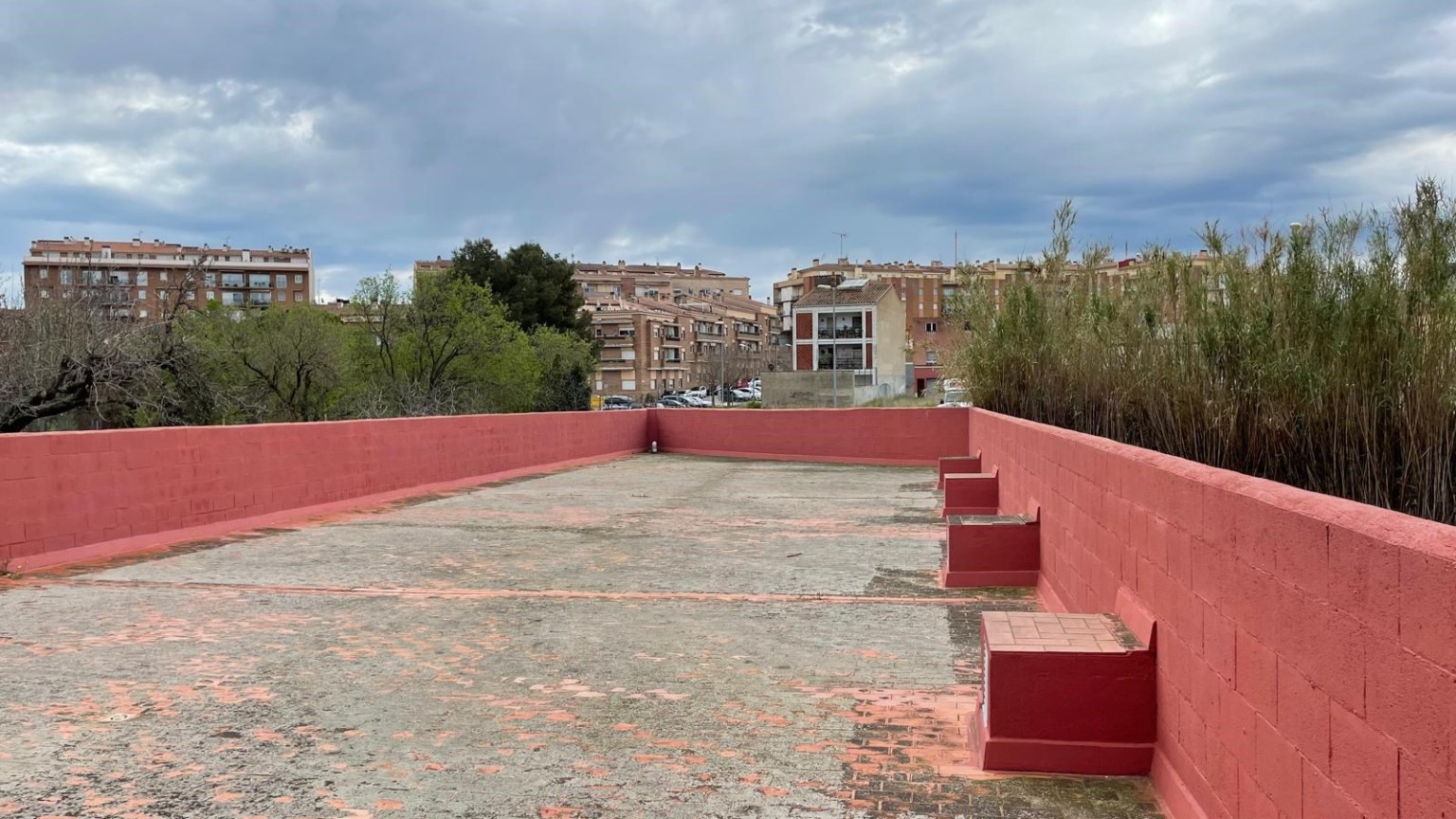 For sale commercial premises of 223,41 m² with terrace of 462,46 m², ideal for business