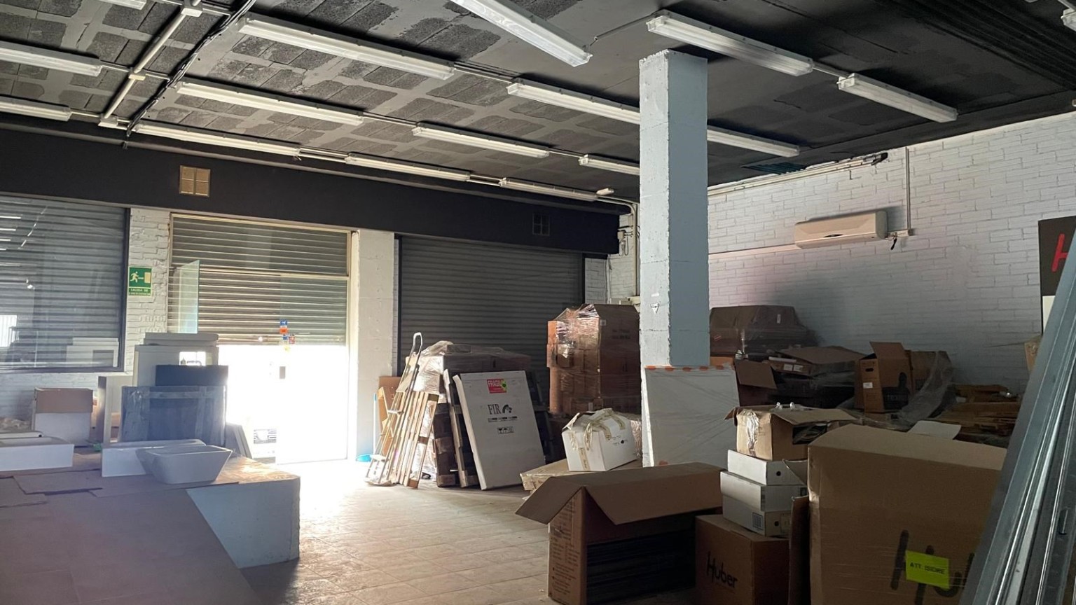For sale commercial premises of 223,41 m² with terrace of 462,46 m², ideal for business