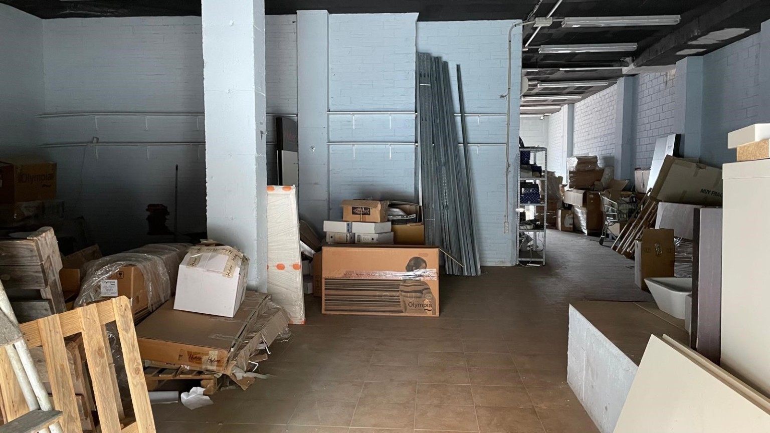 For sale commercial premises of 223,41 m² with terrace of 462,46 m², ideal for business