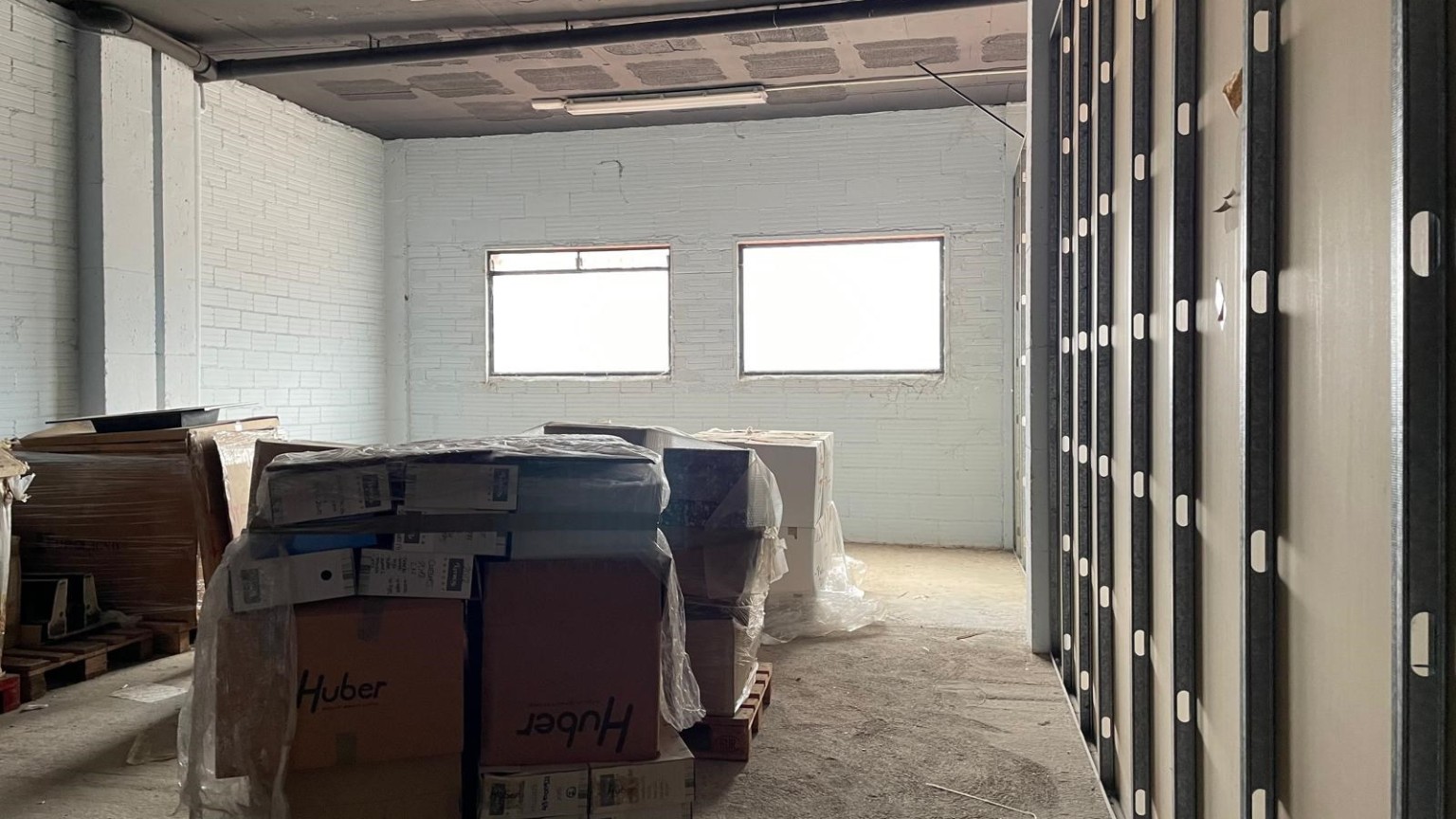 For sale commercial premises of 223,41 m² with terrace of 462,46 m², ideal for business