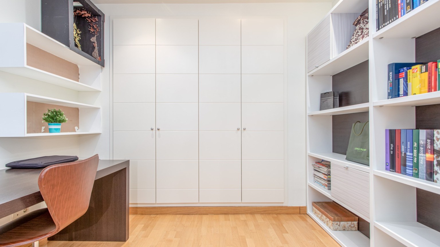 Appartement meublé à vendre ou louer 4 chambres et 2 places de parking.