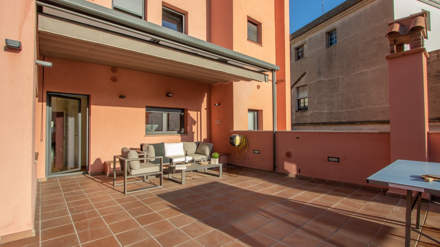 Appartement meublé à vendre ou louer 4 chambres et 2 places de parking.