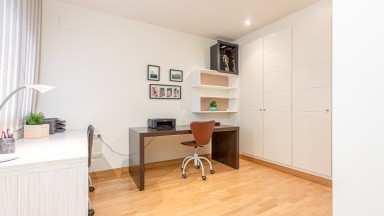 Appartement meublé à vendre ou louer 4 chambres et 2 places de parking.