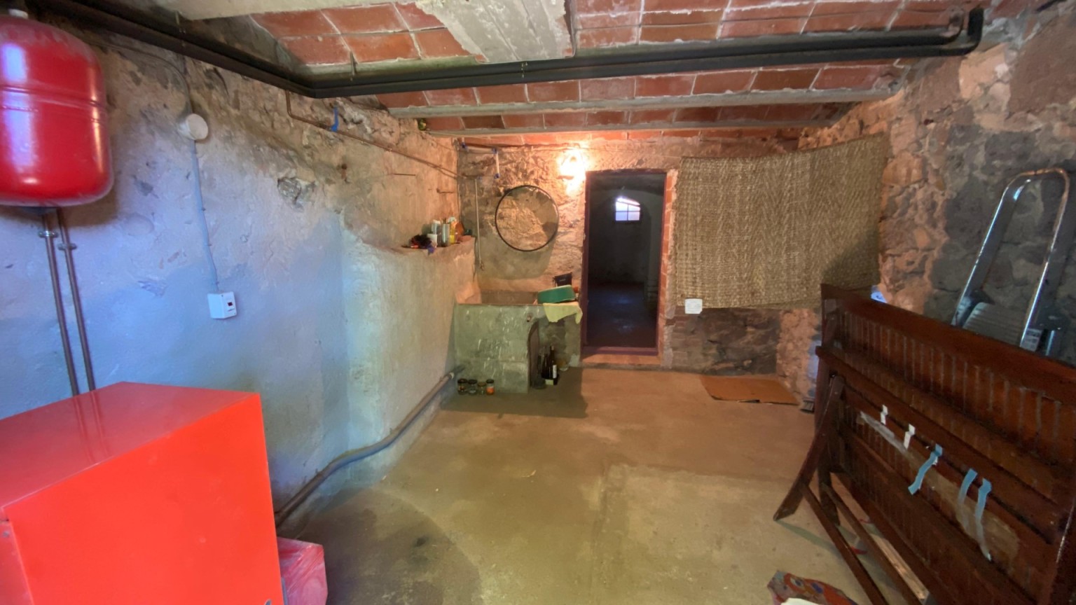Casa adossada moblada de lloguer a Darnius de dues plantes i 3 habitacions.