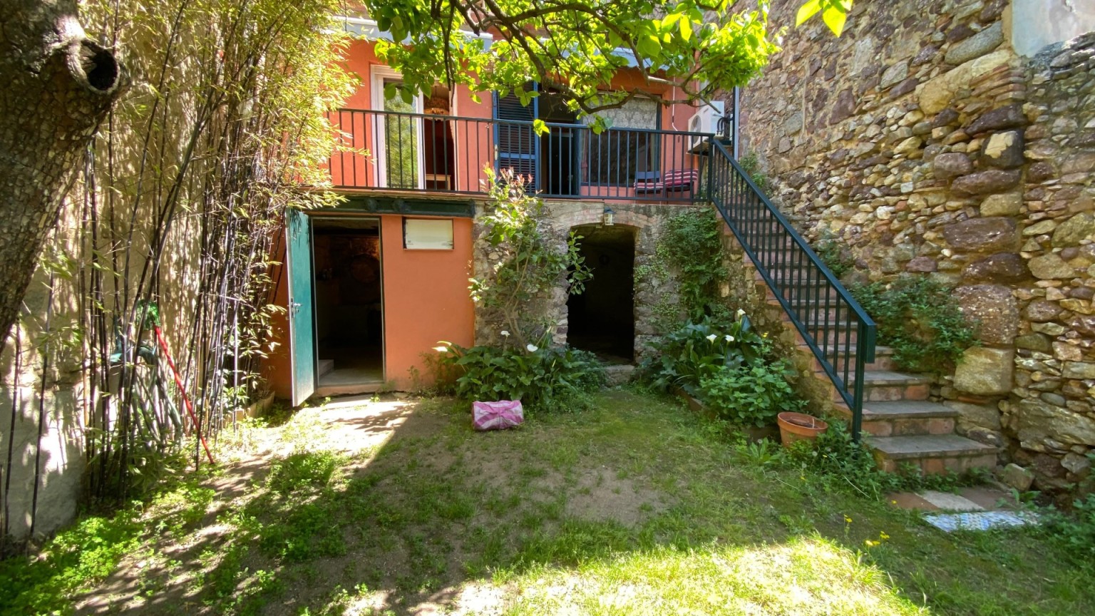 Casa adossada moblada de lloguer a Darnius de dues plantes i 3 habitacions.