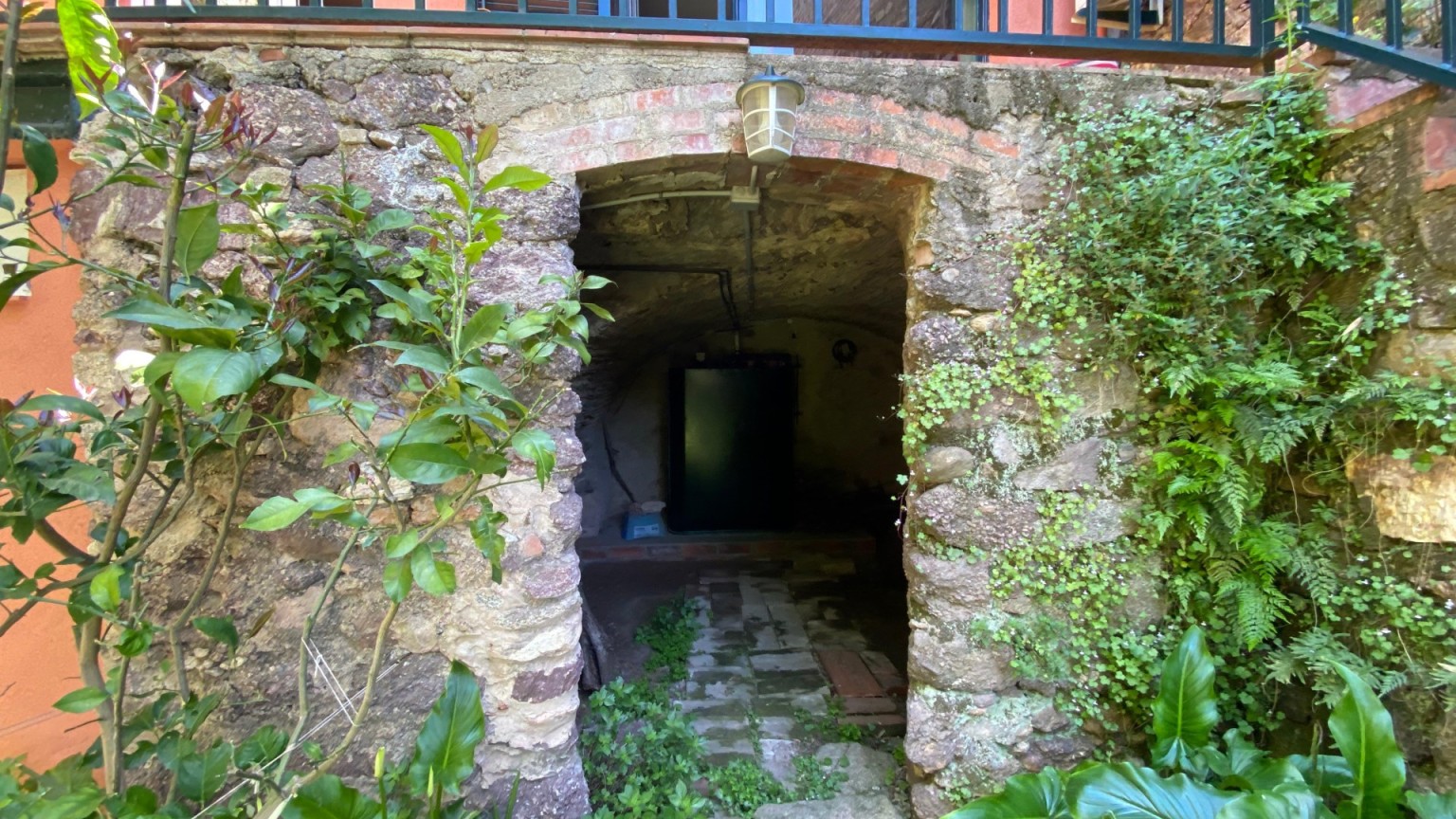 Casa adossada moblada de lloguer a Darnius de dues plantes i 3 habitacions.