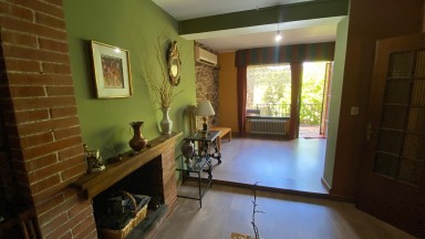 Casa adossada moblada de lloguer a Darnius de dues plantes i 3 habitacions.