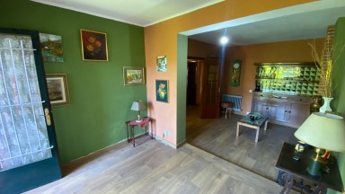Casa adossada moblada de lloguer a Darnius de dues plantes i 3 habitacions.