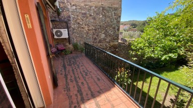 Casa adossada moblada de lloguer a Darnius de dues plantes i 3 habitacions.