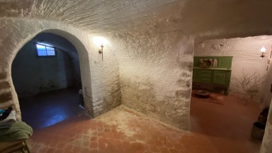 Casa adossada moblada de lloguer a Darnius de dues plantes i 3 habitacions.