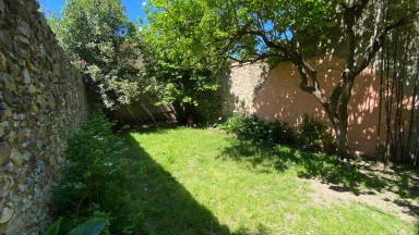 Casa adossada moblada de lloguer a Darnius de dues plantes i 3 habitacions.