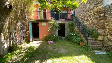 Casa adossada moblada de lloguer a Darnius de dues plantes i 3 habitacions.